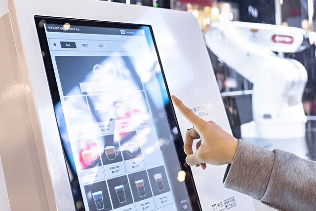 新零售多功能触摸一体机选购指南：知名品牌实力解析